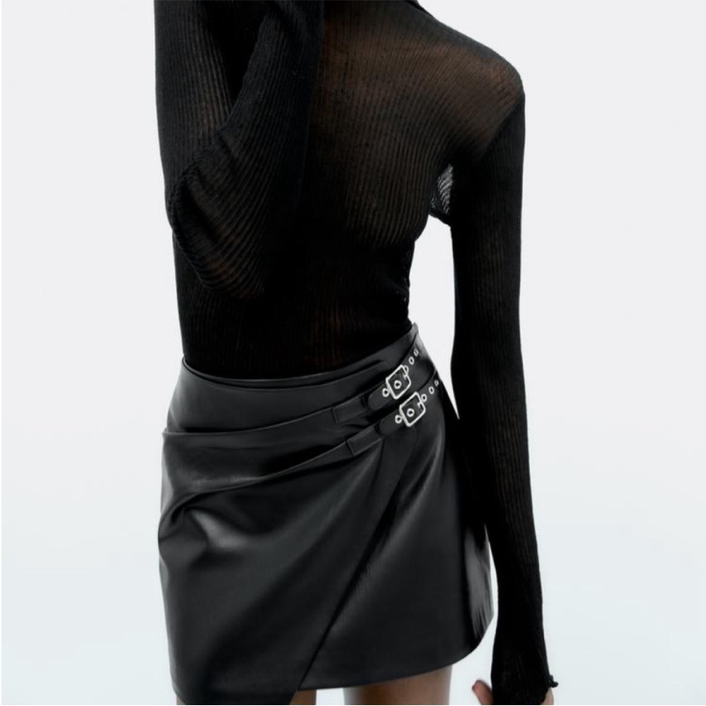 NEW ZARA BUCKLED FAUX LEATHER SKIRT SIZE M 
🚨FIRM PRICE